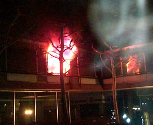 Flammen schlagen aus dem Fenster