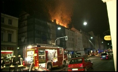 Gesamtansicht des brennenden Gebäudes