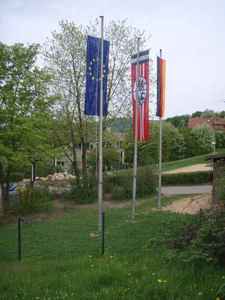Flaggen vor der Halle