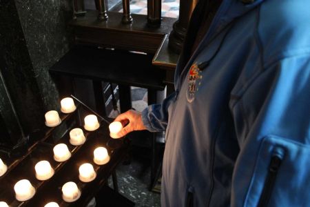 In Gedenken an verstorbene Feuerwehrleute entzündeten wir eine Kerze in der Kathedrale St. Stanislaus und Wenzel