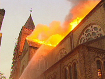 Flammen vor dem Kirchturm