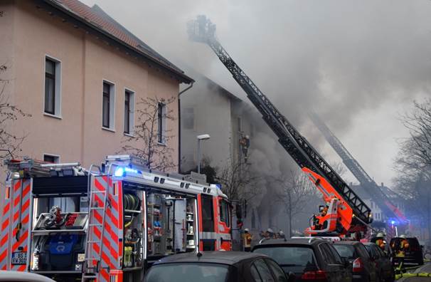 Wohnhausbrand in Braunschweig - Leitereinsatz an der Straßenseite