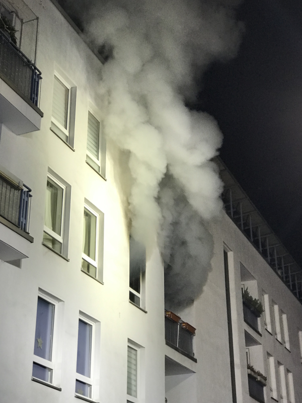 8. Februar 2023 - Wohnungsbrand mit Menschenleben in Gefahr – zwei verletzte Feuerwehrbeamte, Foto: Feuerwehr Braunschweig